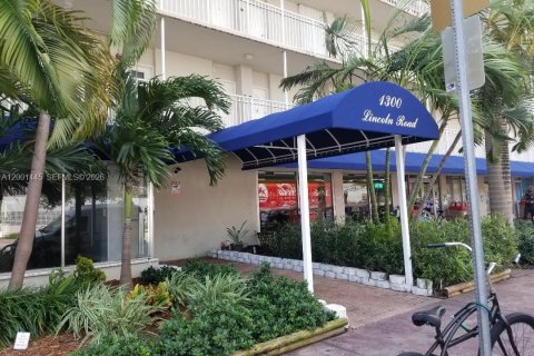 Condo in Miami Beach, Florida, 2 bedrooms  № 2067639 - photo 2