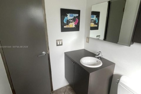 Condo in Miami Beach, Florida, 2 bedrooms  № 2067639 - photo 7