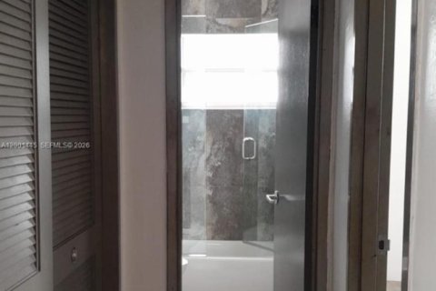 Condo in Miami Beach, Florida, 2 bedrooms  № 2067639 - photo 17