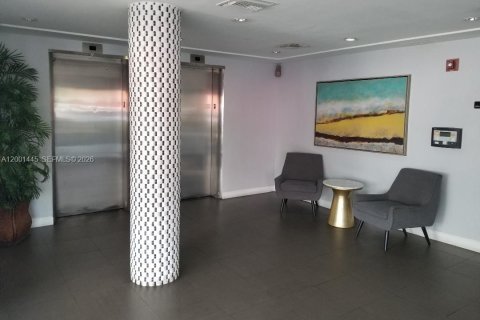 Condo in Miami Beach, Florida, 2 bedrooms  № 2067639 - photo 5