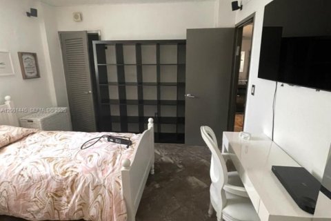 Condo in Miami Beach, Florida, 2 bedrooms  № 2067639 - photo 11