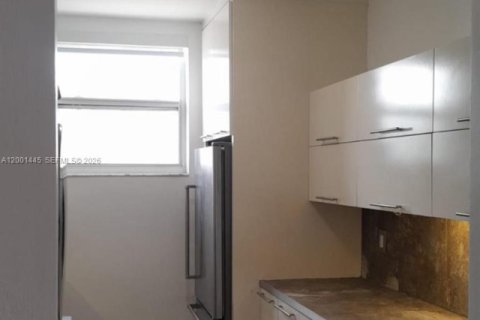 Condo in Miami Beach, Florida, 2 bedrooms  № 2067639 - photo 16