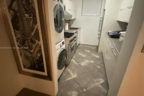 Condo in Miami Beach, Florida, 2 bedrooms  № 2067639 - photo 23