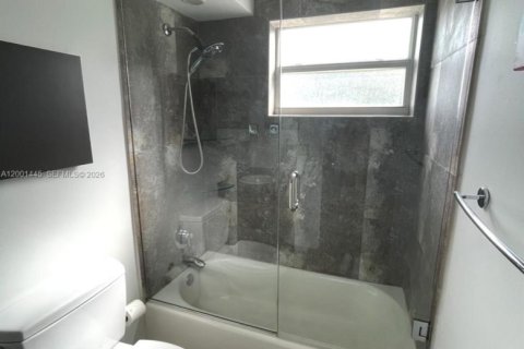 Condo in Miami Beach, Florida, 2 bedrooms  № 2067639 - photo 8