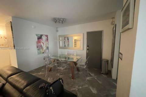 Condo in Miami Beach, Florida, 2 bedrooms  № 2067639 - photo 9