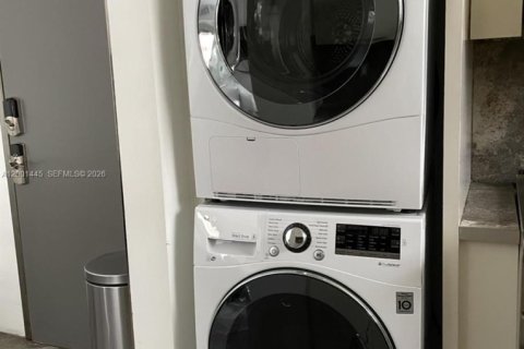 Condo in Miami Beach, Florida, 2 bedrooms  № 2067639 - photo 18