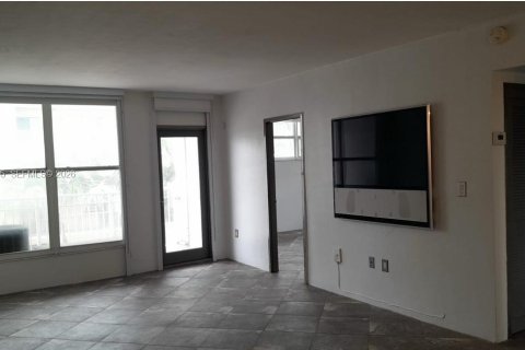 Condo in Miami Beach, Florida, 2 bedrooms  № 2067639 - photo 13