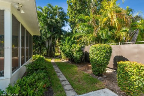 Casa en alquiler en West Miami, Florida, 2 dormitorios, 96.06 m2 № 1925384 - foto 11