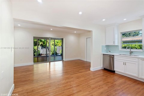 Casa en alquiler en West Miami, Florida, 2 dormitorios, 96.06 m2 № 1925384 - foto 8