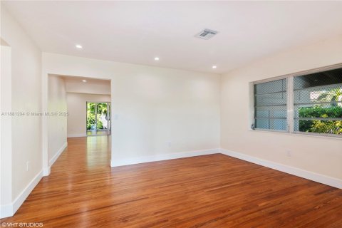 Casa en alquiler en West Miami, Florida, 2 dormitorios, 96.06 m2 № 1925384 - foto 2