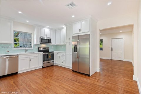 Casa en alquiler en West Miami, Florida, 2 dormitorios, 96.06 m2 № 1925384 - foto 7