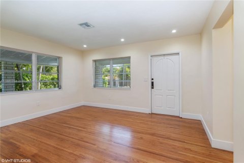 Casa en alquiler en West Miami, Florida, 2 dormitorios, 96.06 m2 № 1925384 - foto 3