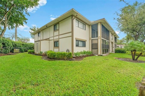 Condo in Tamarac, Florida, 2 bedrooms  № 1979147 - photo 4