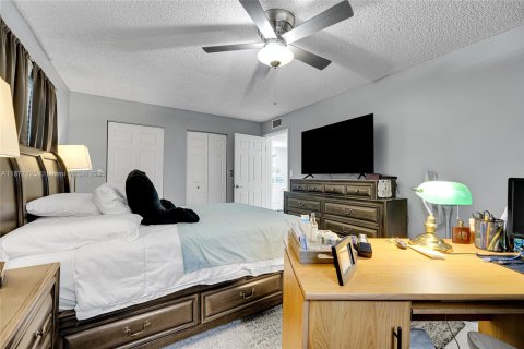 Condo in Tamarac, Florida, 2 bedrooms  № 1979147 - photo 17