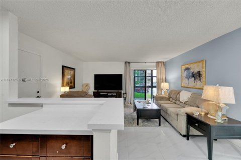 Condo in Tamarac, Florida, 2 bedrooms  № 1979147 - photo 8