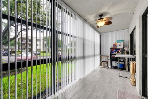 Condo in Tamarac, Florida, 2 bedrooms  № 1979147 - photo 23
