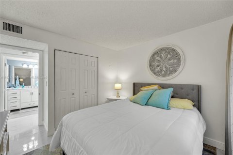 Condo in Tamarac, Florida, 2 bedrooms  № 1979147 - photo 20