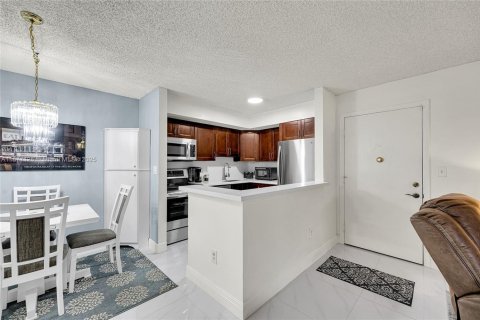 Condo in Tamarac, Florida, 2 bedrooms  № 1979147 - photo 5