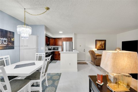 Condo in Tamarac, Florida, 2 bedrooms  № 1979147 - photo 6