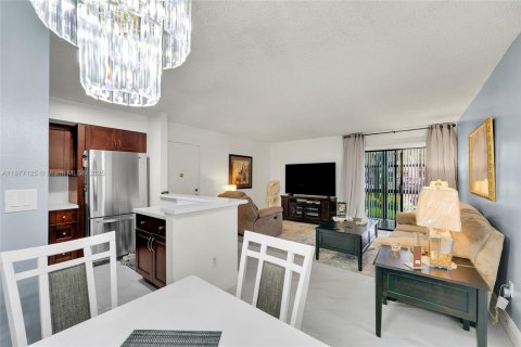 Condo in Tamarac, Florida, 2 bedrooms  № 1979147 - photo 10