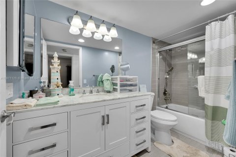 Condo in Tamarac, Florida, 2 bedrooms  № 1979147 - photo 18