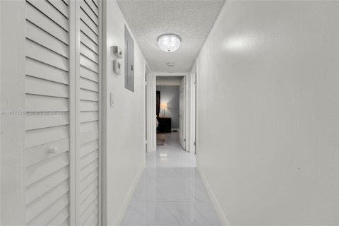 Condo in Tamarac, Florida, 2 bedrooms  № 1979147 - photo 15