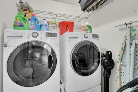 Condo in Tamarac, Florida, 2 bedrooms  № 1979147 - photo 21