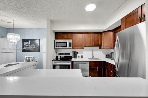 Condo in Tamarac, Florida, 2 bedrooms  № 1979147 - photo 7