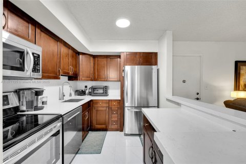 Condo in Tamarac, Florida, 2 bedrooms  № 1979147 - photo 1