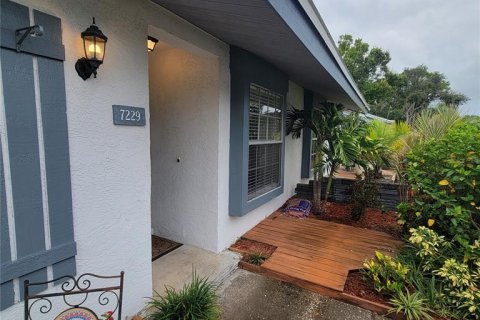 House in Saint Petersburg, Florida 2 bedrooms, 88.81 sq.m. № 1903523 - photo 3