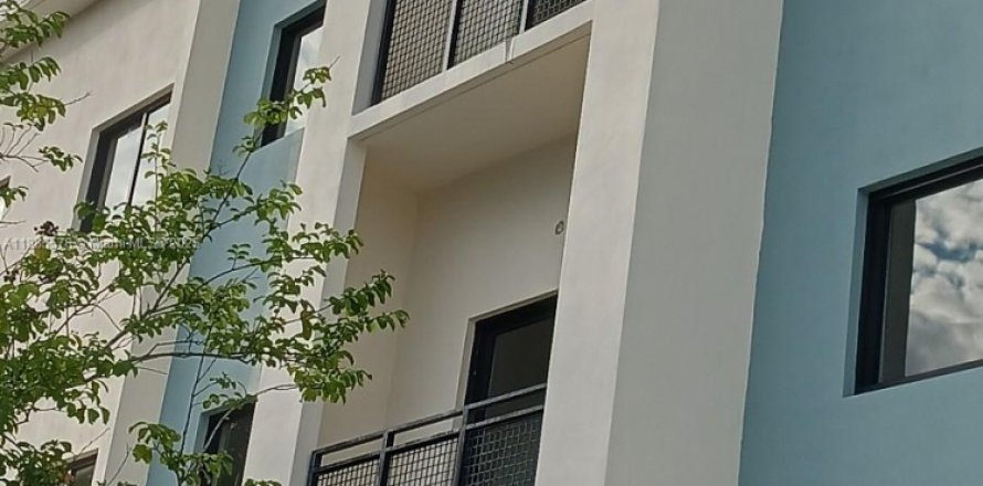 Casa en Miami Springs, Florida 2 dormitorios, 94.02 m2 № 1931744