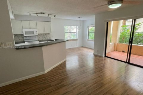 Condo in Sunrise, Florida, 1 bedroom  № 1924161 - photo 4