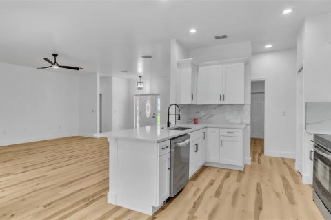 Villa ou maison à vendre à Weeki Wachee, Floride: 4 chambres, 197.42 m2 № 2280304 - photo 16