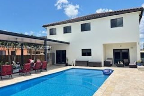 House in Miami, Florida 4 bedrooms, 240.71 sq.m. № 2012794 - photo 2
