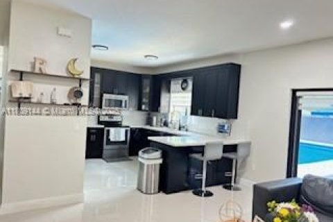 House in Miami, Florida 4 bedrooms, 240.71 sq.m. № 2012794 - photo 11