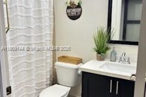 House in Miami, Florida 4 bedrooms, 240.71 sq.m. № 2012794 - photo 6
