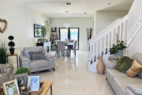 House in Miami, Florida 4 bedrooms, 240.71 sq.m. № 2012794 - photo 9