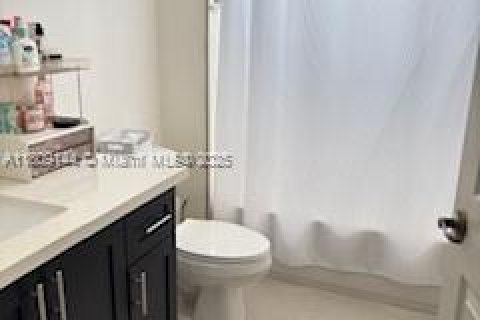 House in Miami, Florida 4 bedrooms, 240.71 sq.m. № 2012794 - photo 5