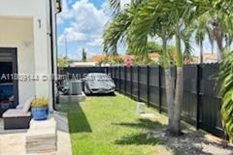 House in Miami, Florida 4 bedrooms, 240.71 sq.m. № 2012794 - photo 21