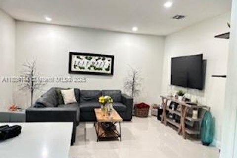 House in Miami, Florida 4 bedrooms, 240.71 sq.m. № 2012794 - photo 14