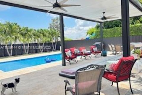 House in Miami, Florida 4 bedrooms, 240.71 sq.m. № 2012794 - photo 19