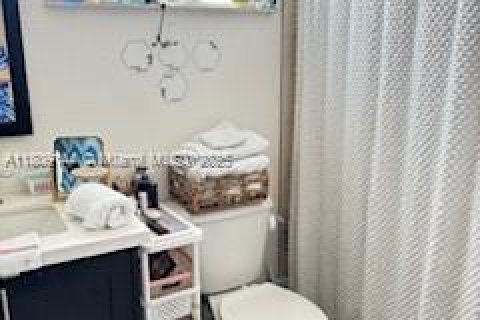 House in Miami, Florida 4 bedrooms, 240.71 sq.m. № 2012794 - photo 4