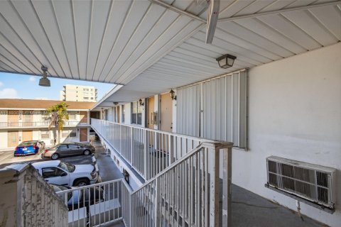 Condominio en venta en Lake Park, Florida, 2 dormitorios, 72 m2 № 1949536 - foto 17