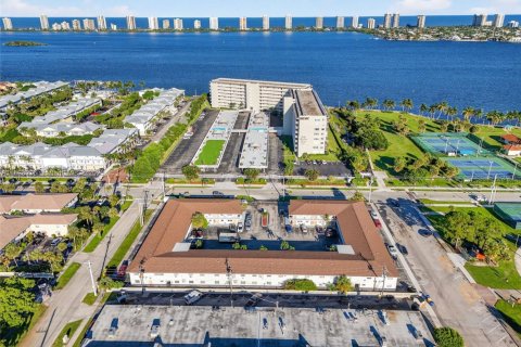 Condominio en venta en Lake Park, Florida, 2 dormitorios, 72 m2 № 1949536 - foto 25