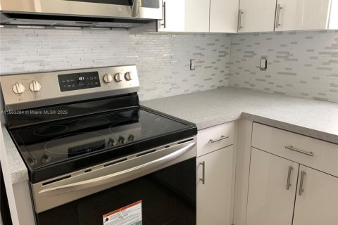 Condo in Sunrise, Florida, 1 bedroom  № 1890539 - photo 3