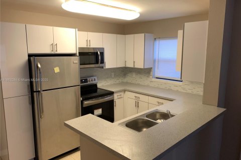 Condo in Sunrise, Florida, 1 bedroom  № 1890539 - photo 2