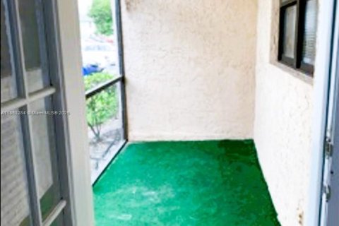 Condo in Sunrise, Florida, 1 bedroom  № 1890539 - photo 12