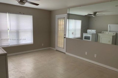 Condo in Sunrise, Florida, 1 bedroom  № 1890539 - photo 4