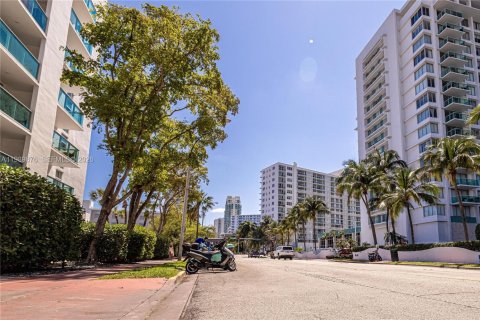 Condo in Miami Beach, Florida, 1 bedroom  № 2067902 - photo 7