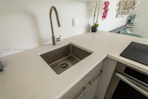 Condo in Miami Beach, Florida, 1 bedroom  № 2067902 - photo 18